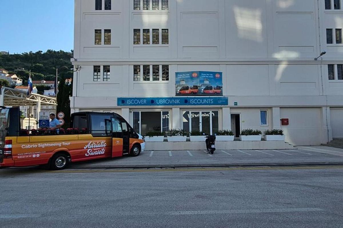 un autobus è parcheggiato davanti a un edificio