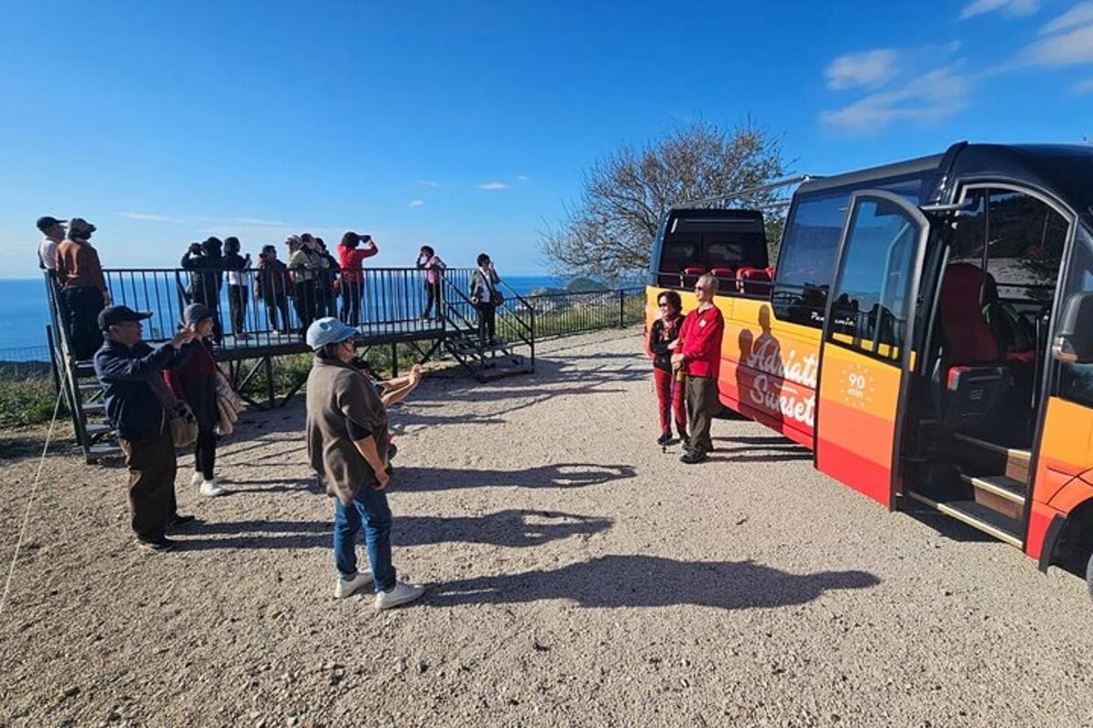un gruppo di persone in piedi accanto a un autobus