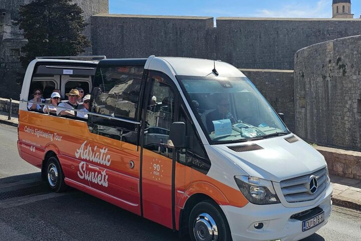 un gruppo di persone che viaggiano su un autobus