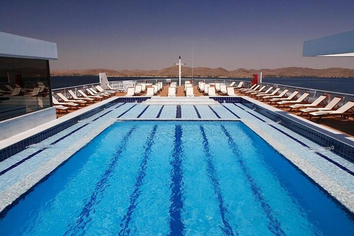 uma grande piscina com cadeiras e água