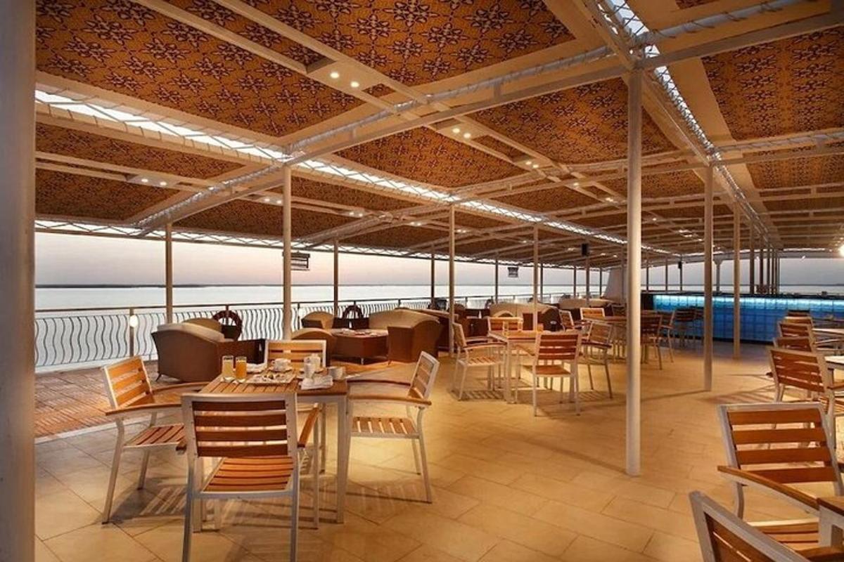 restaurace na lodi se stoly a židlemi
