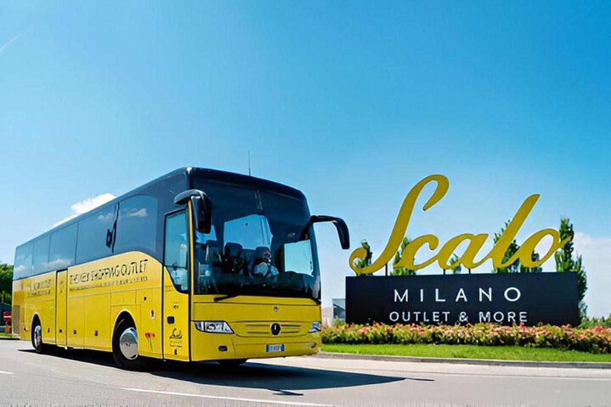 egy sárga busz parkolt egy tábla előtt