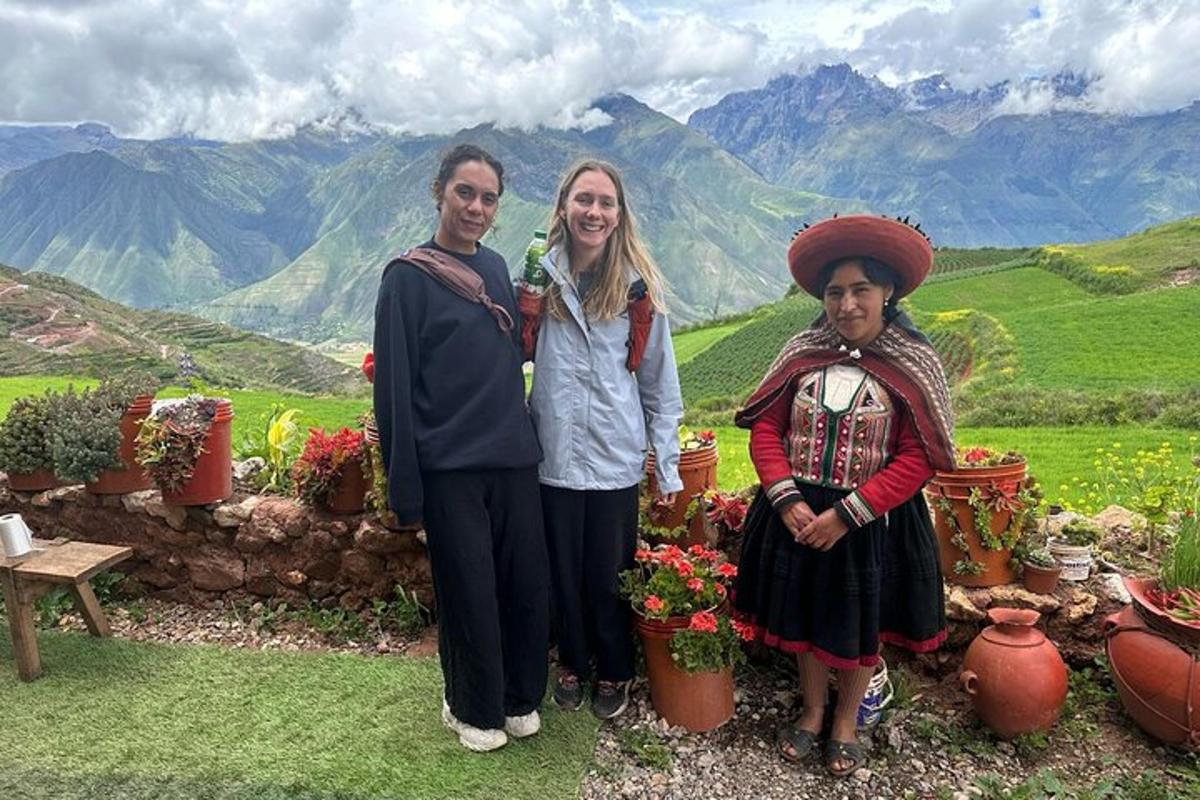 un groupe de trois femmes debout devant une montagne