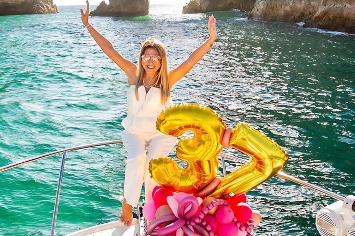 een vrouw die met een ballon op de voorkant van een boot staat