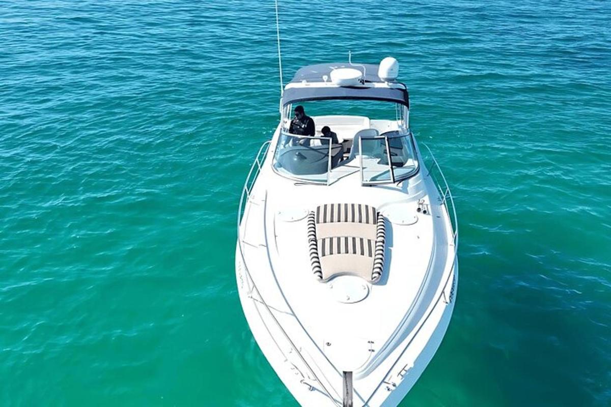 een witte boot die in het water drijft