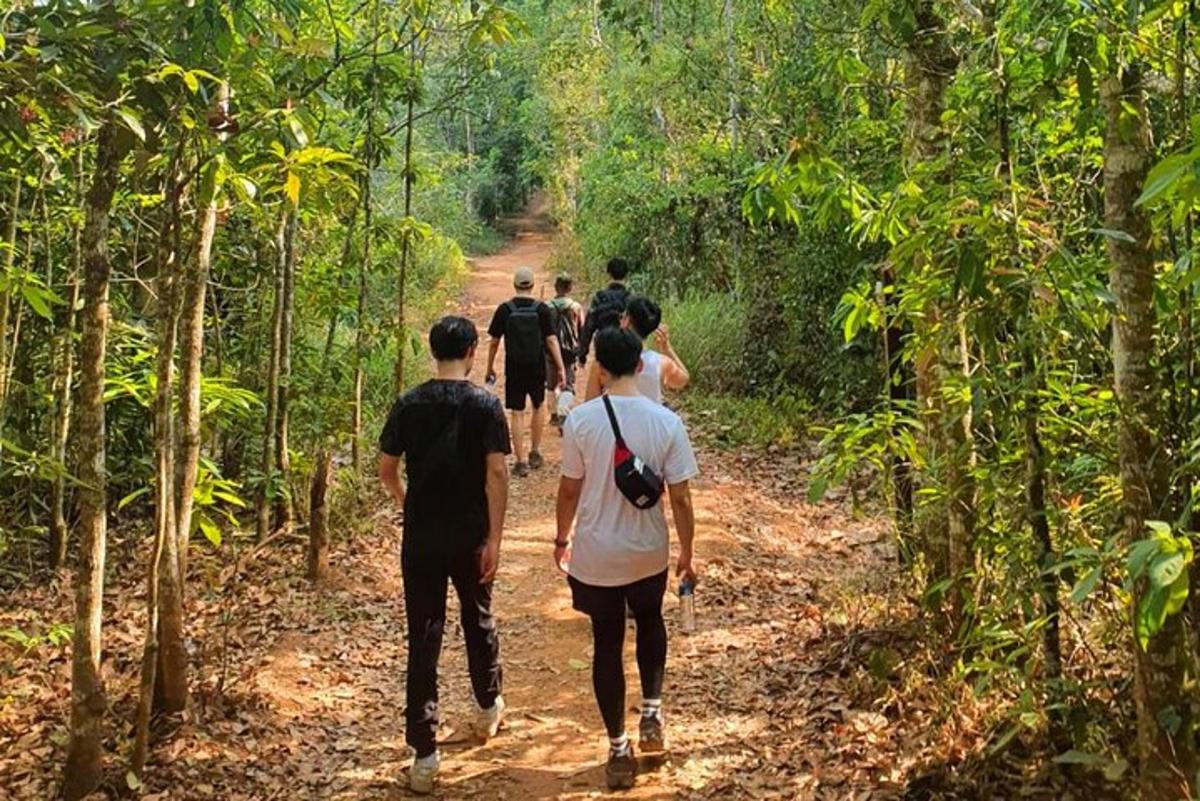 un gruppo di persone che camminano lungo un sentiero sterrato