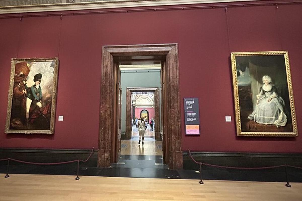 um corredor em um museu com pinturas nas paredes
