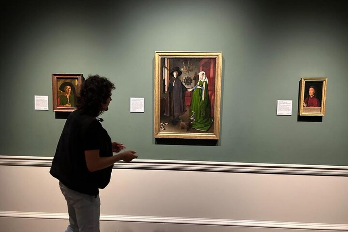 uma mulher olhando pinturas em um museu
