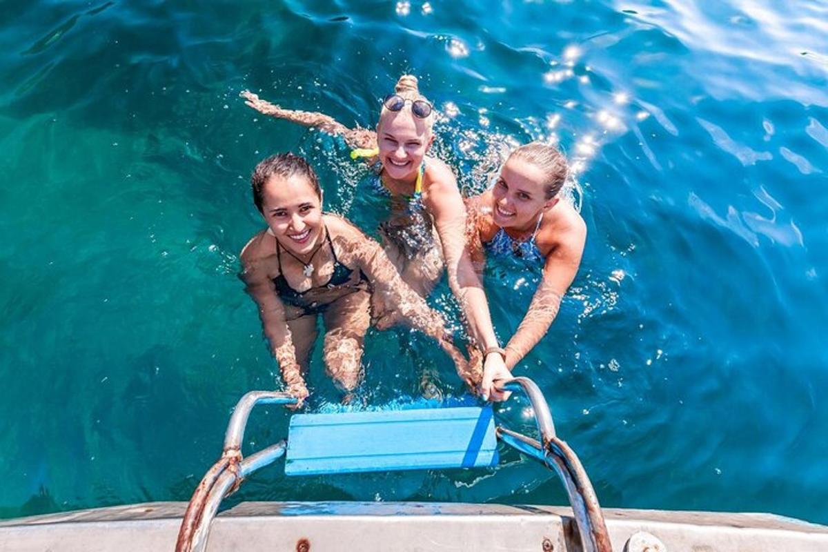 eine Gruppe von Menschen im Wasser auf einem Boot