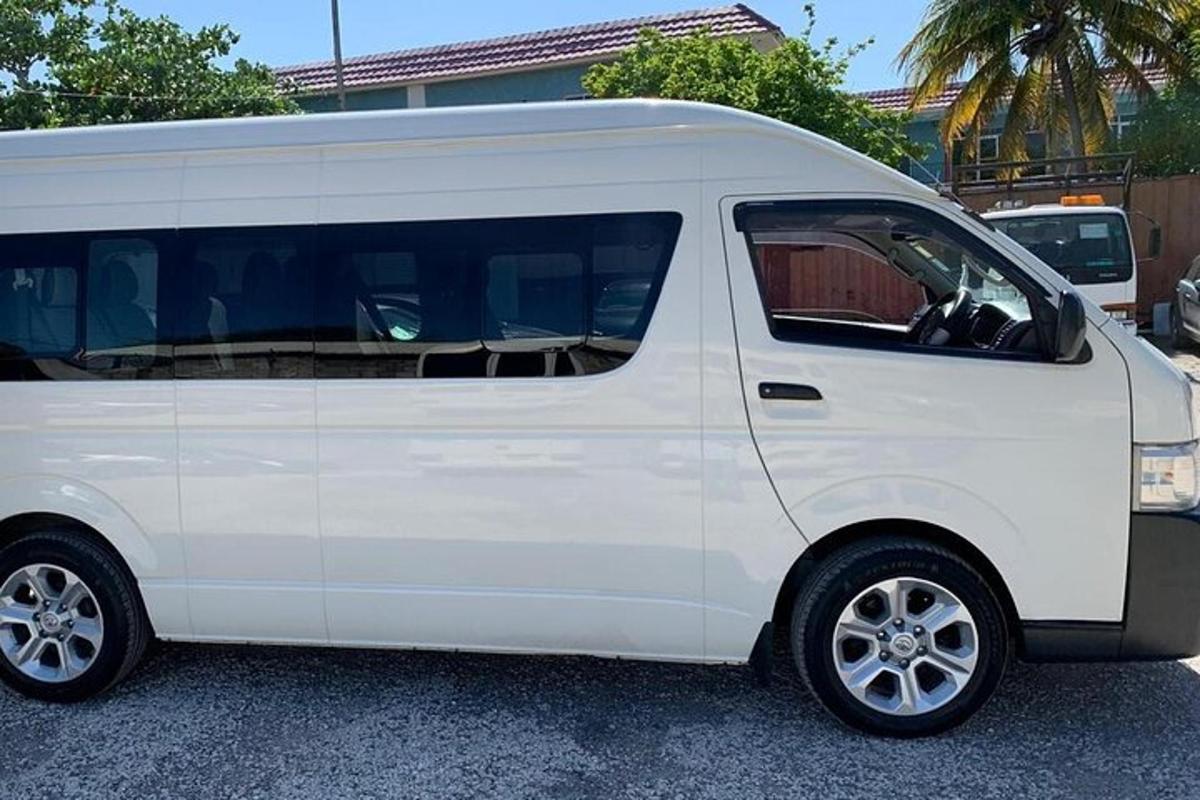 isang puting van ang nakaparada sa isang parking lot