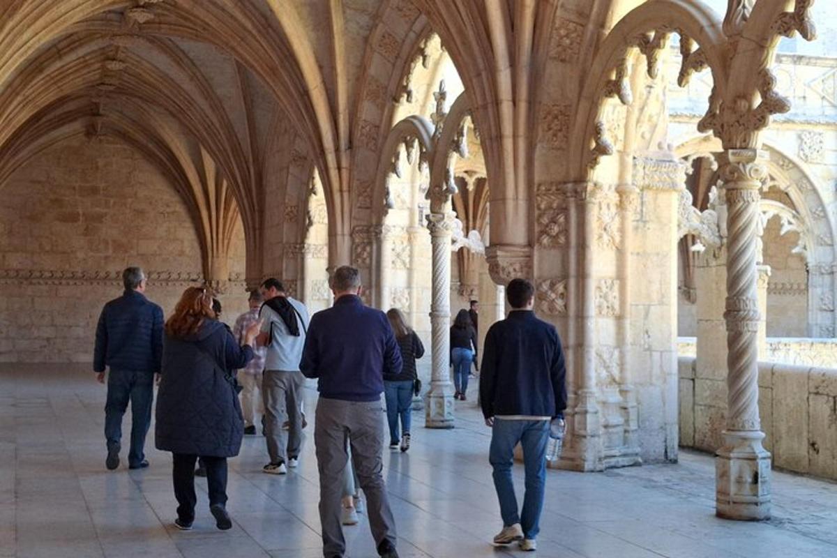 um grupo de pessoas caminhando em um prédio