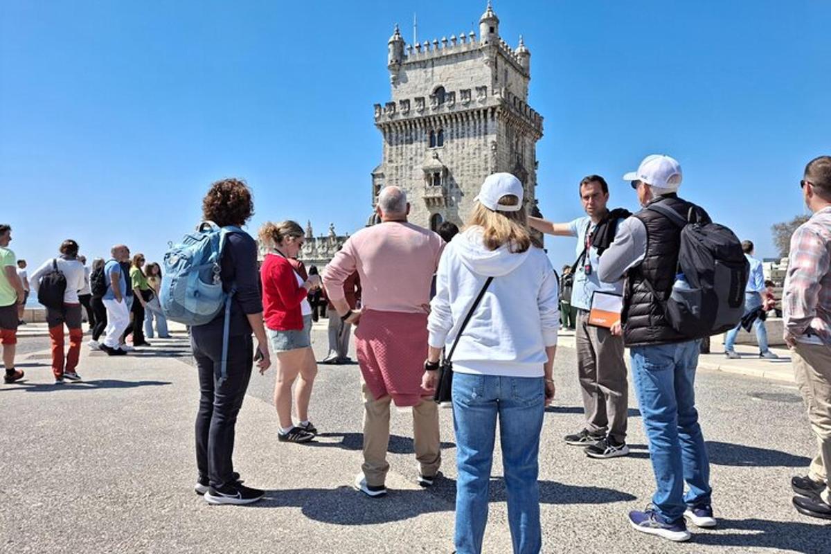 Un grupo de personas de pie frente a la torre inclinada