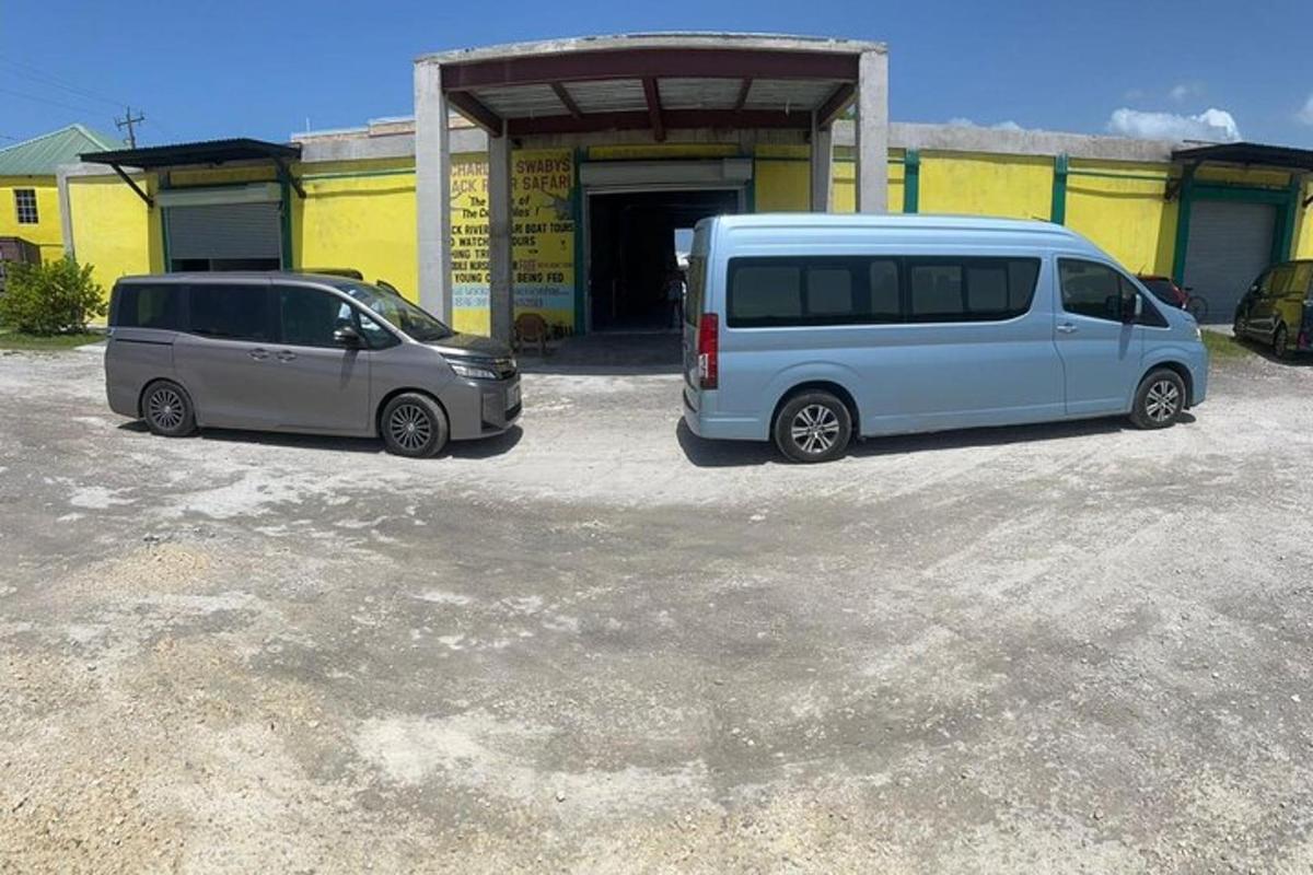 dua buah van diletakkan di tempat letak kereta di hadapan sebuah bangunan