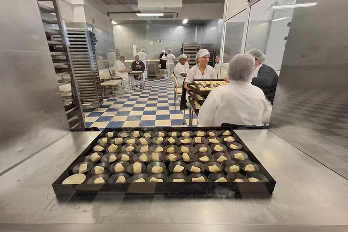 um grupo de pessoas em uma cozinha com um monte de comida