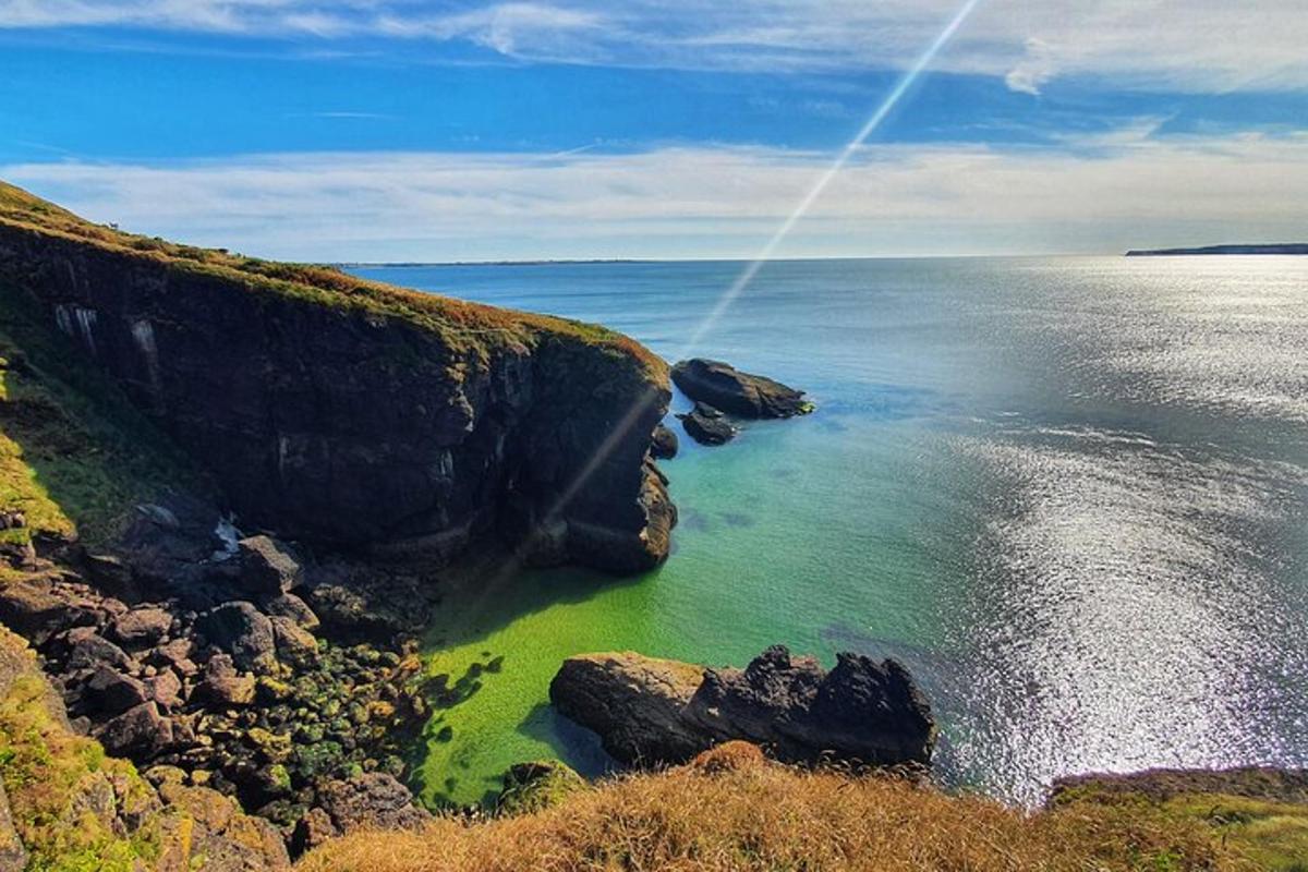 pohled na oceán z útesu