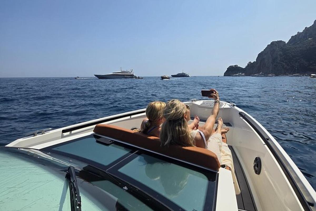 um grupo de pessoas em um barco na água