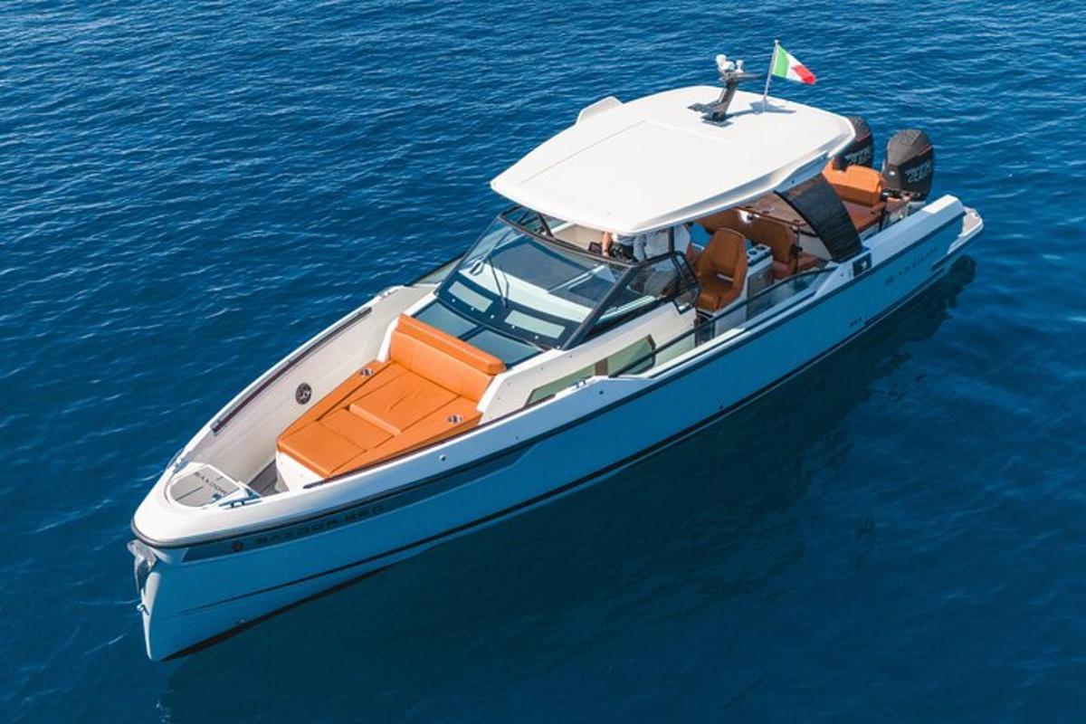 um barco na água com uma bandeira
