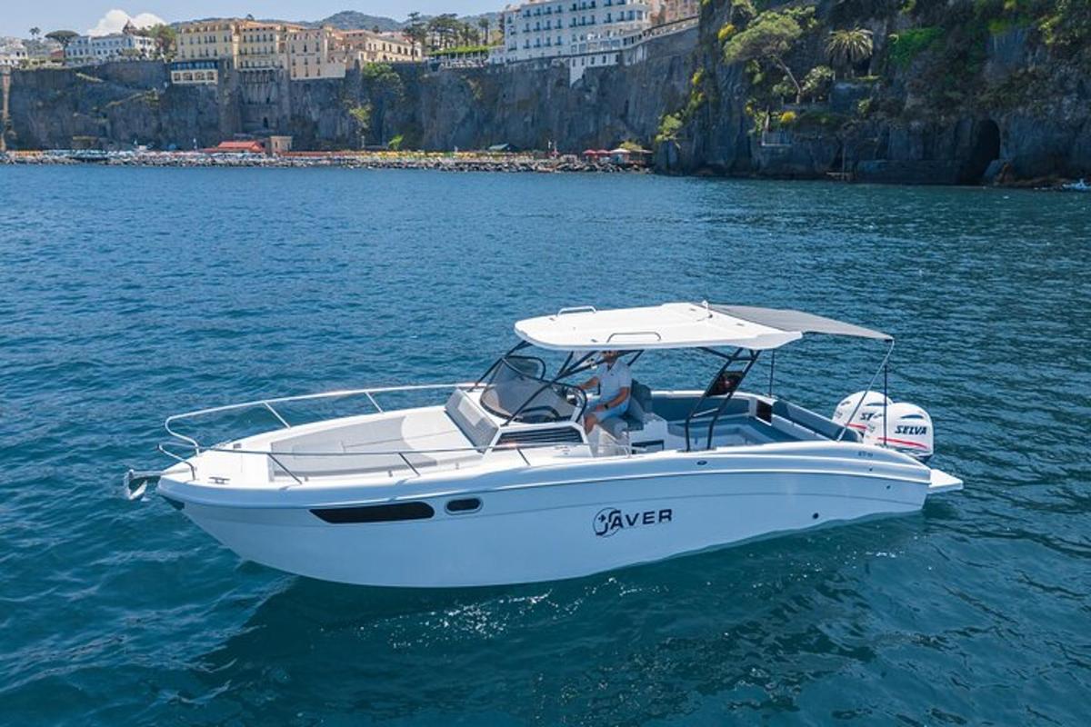 um barco branco na água em um corpo d'água