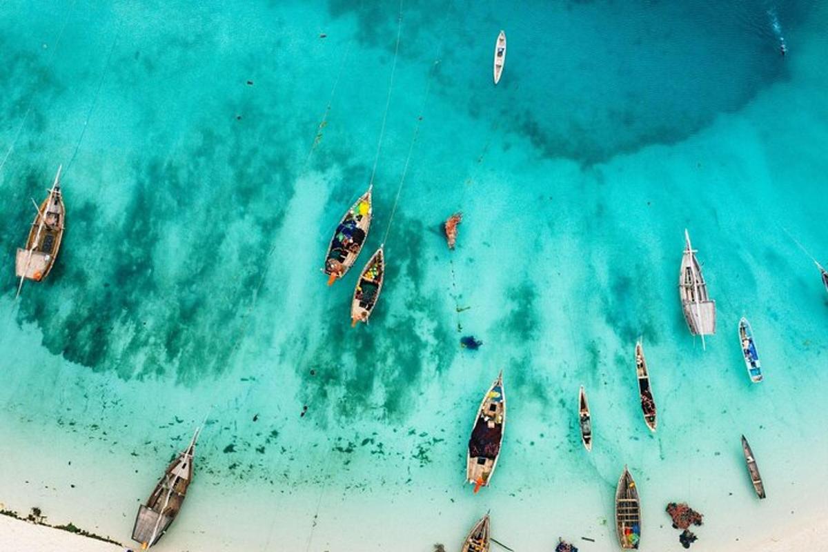 pemandangan udara sekelompok perahu di lautan