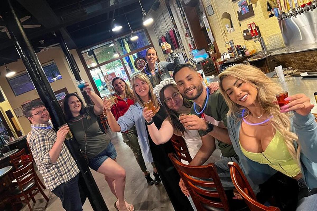 un gruppo di persone in posa per una foto in un bar