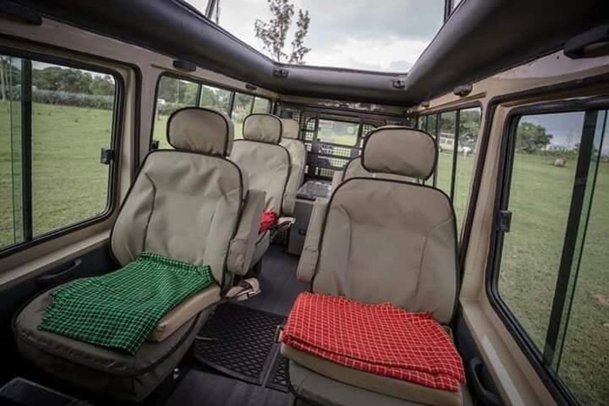 pohled na zadní sedadla autobusu