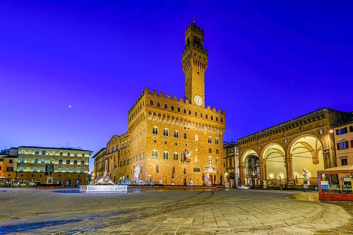 un grande edificio con una torre dell'orologio in cima