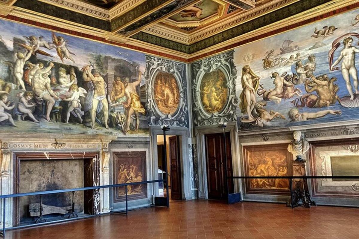una stanza con un dipinto sul muro