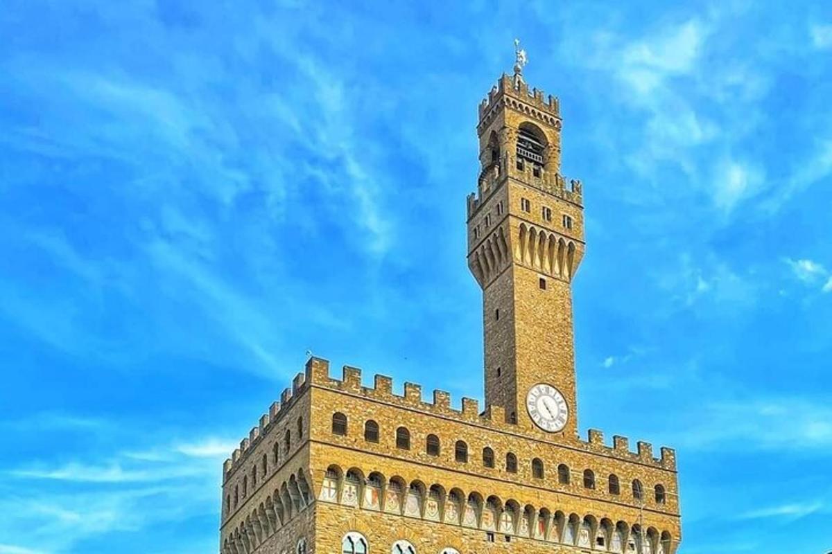 un'alta torre dell'orologio in cima a un edificio