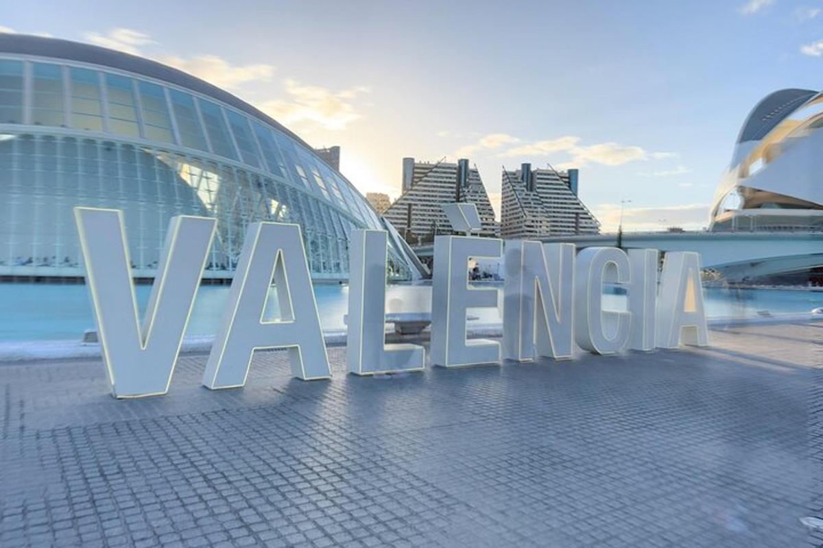 Velká cedule s nápisem Vancouver před budovou