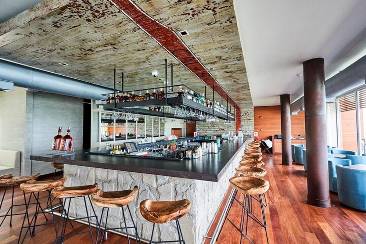 un bar con una fila di sgabelli in un ristorante