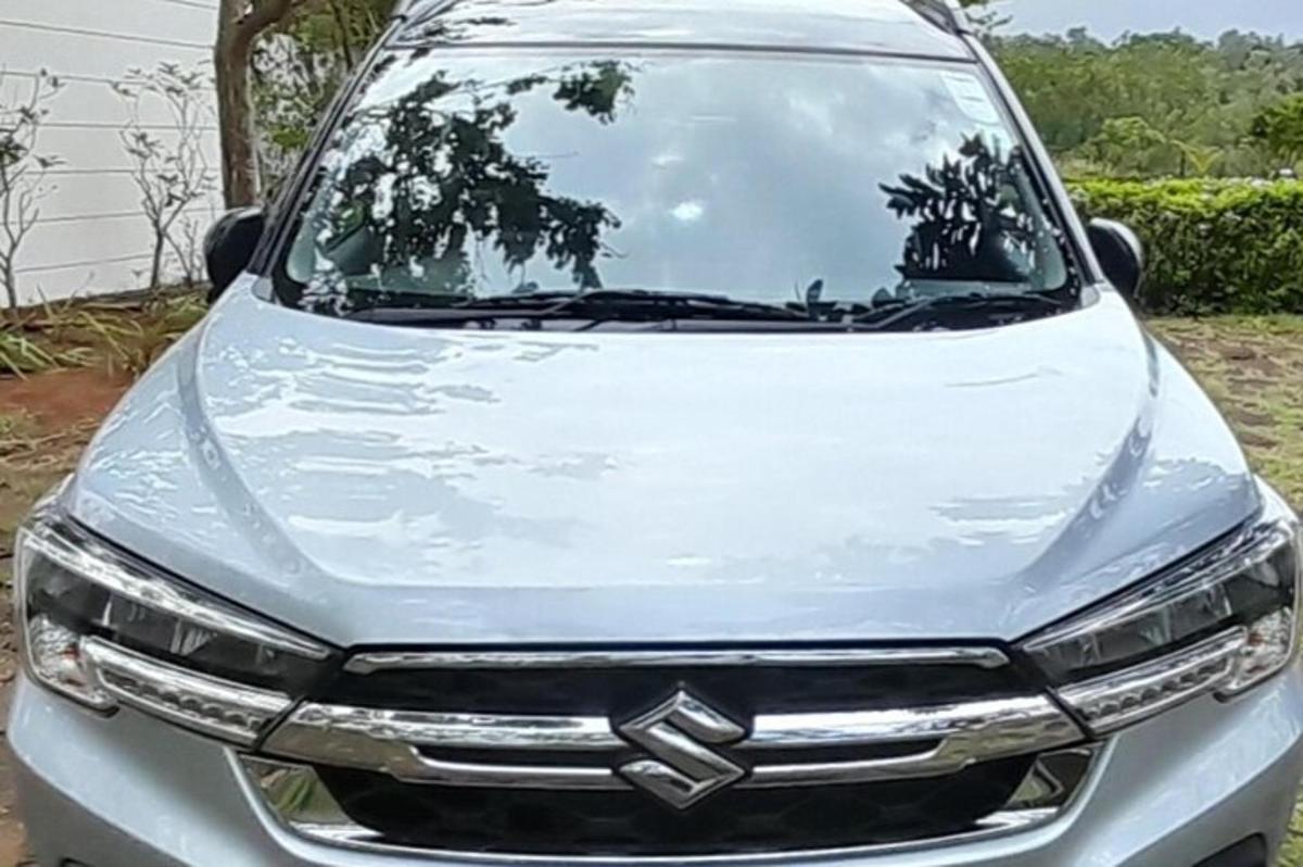 biele auto je zaparkované na príjazdovej ceste