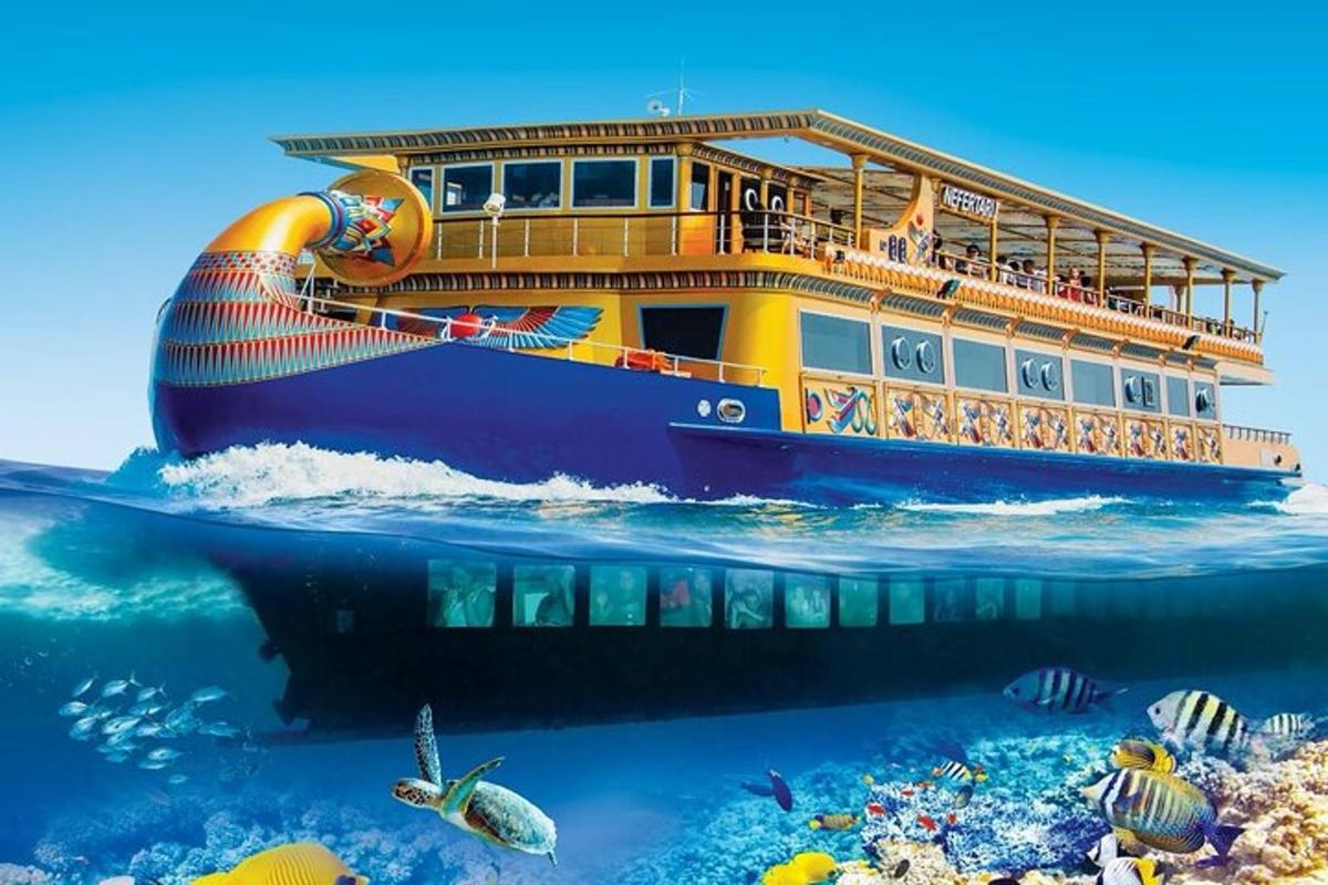 un bateau sur l'océan avec des poissons dans l'eau