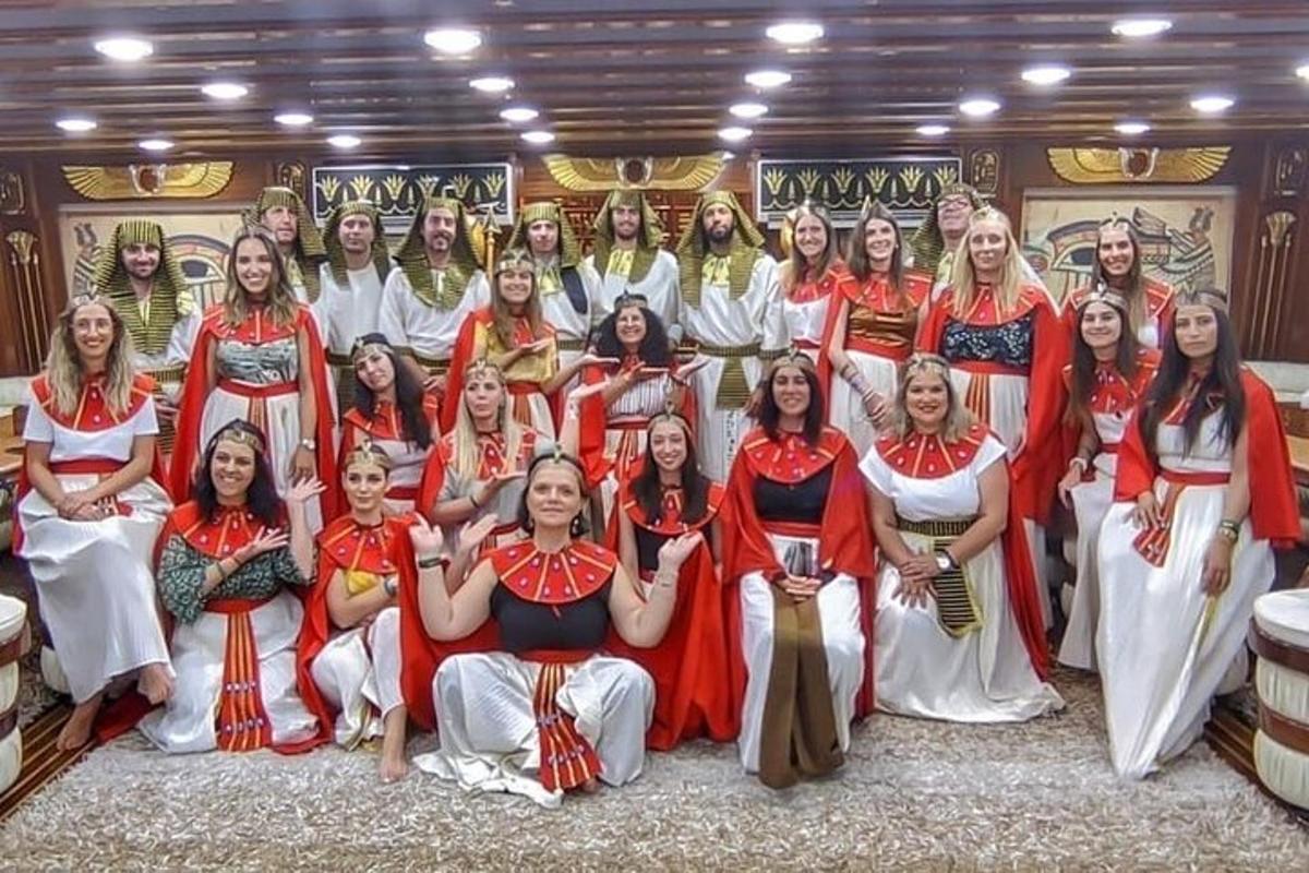 un gruppo di donne in abiti che posano per una foto