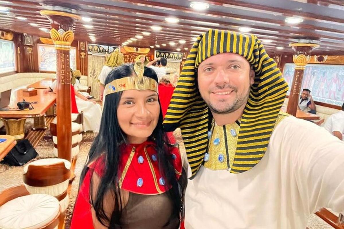 un uomo e una donna vestiti in costume su una barca