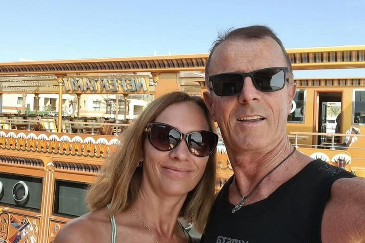 un uomo e una donna in piedi davanti a un edificio