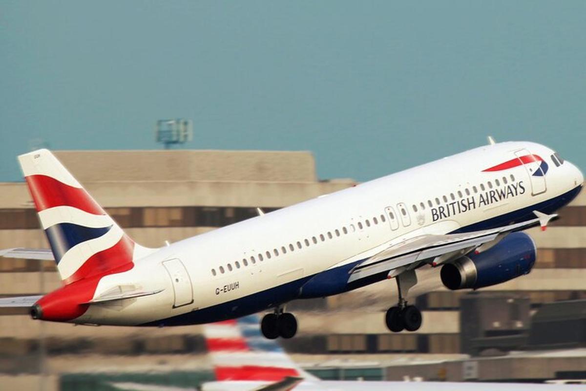 Letadlo British Airways vzlétá z letiště