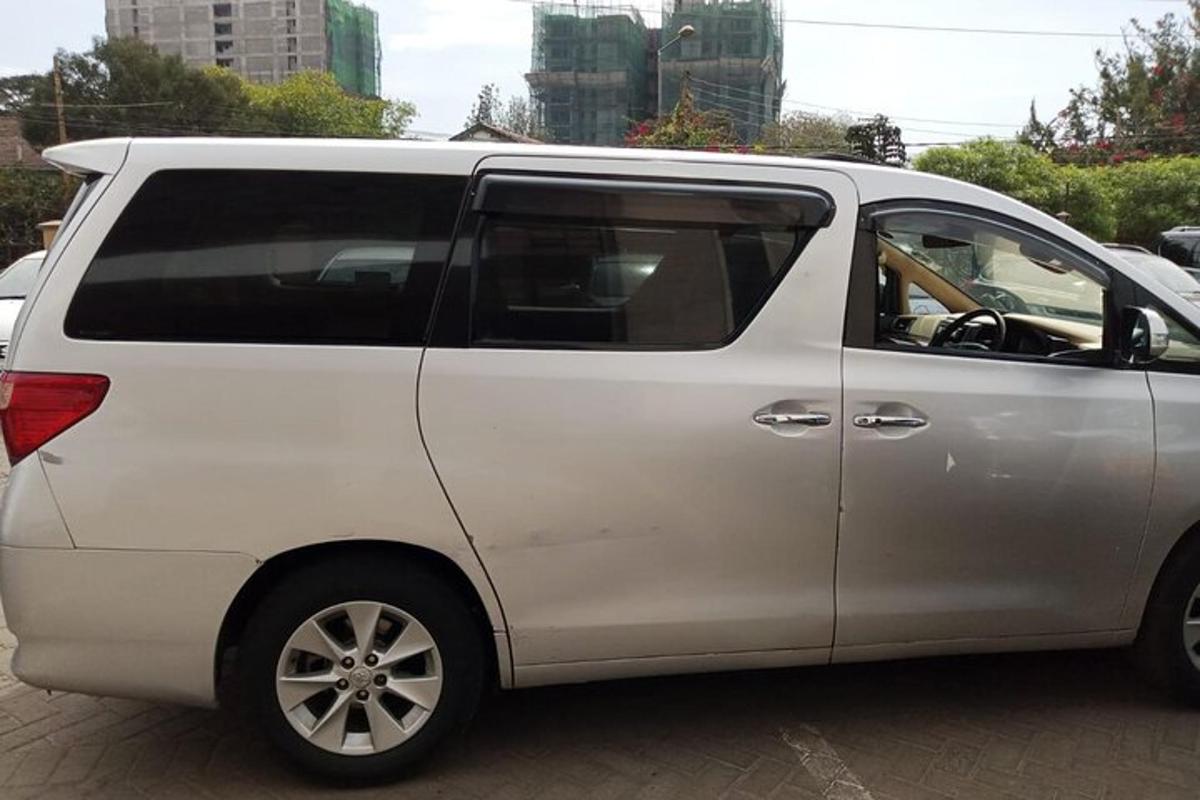 sebuah mobil van putih diparkir di tempat parkir