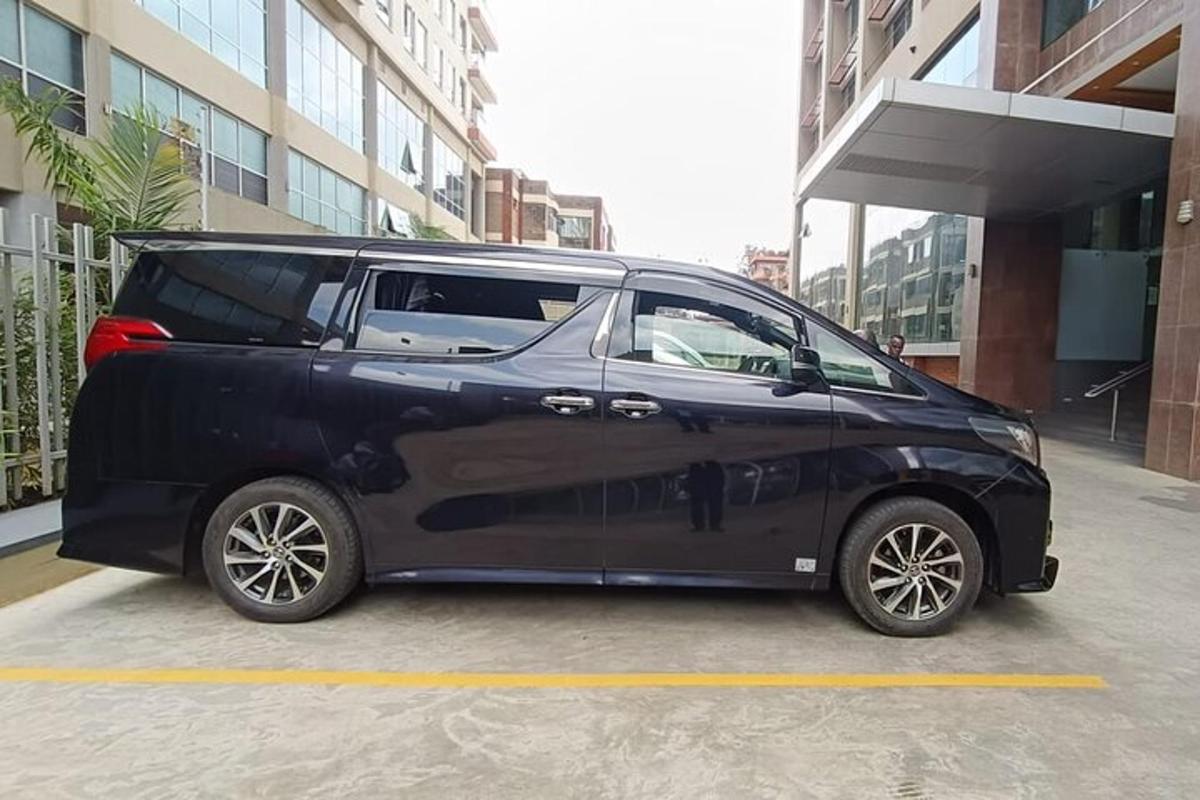 sebuah minivan hitam diparkir di tempat parkir