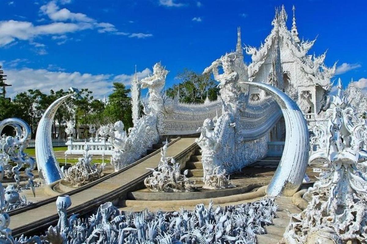 Un templo blanco con estatuas blancas en los escalones.