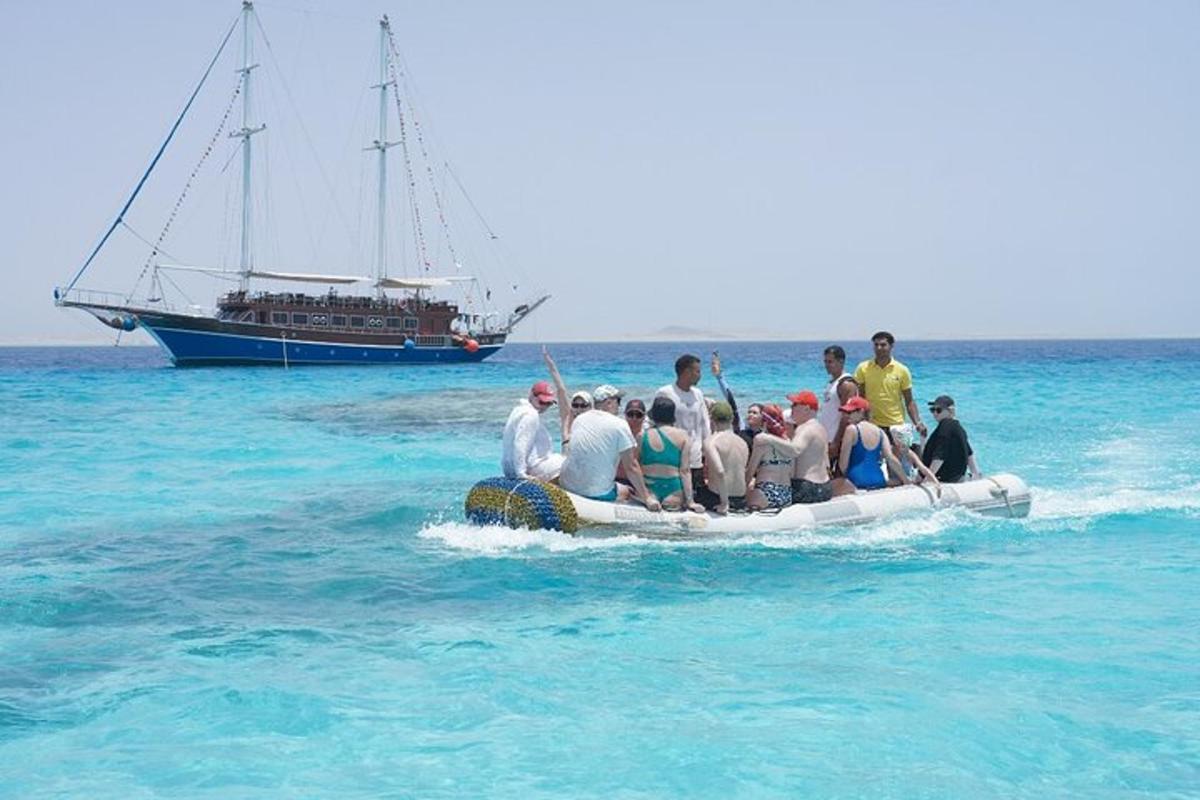um grupo de pessoas em uma jangada na água com um barco