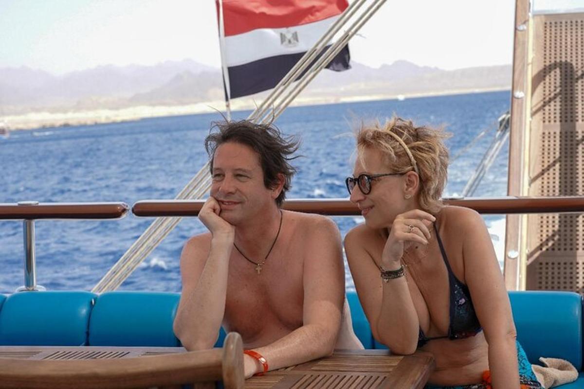 duas pessoas sentadas em um barco na água