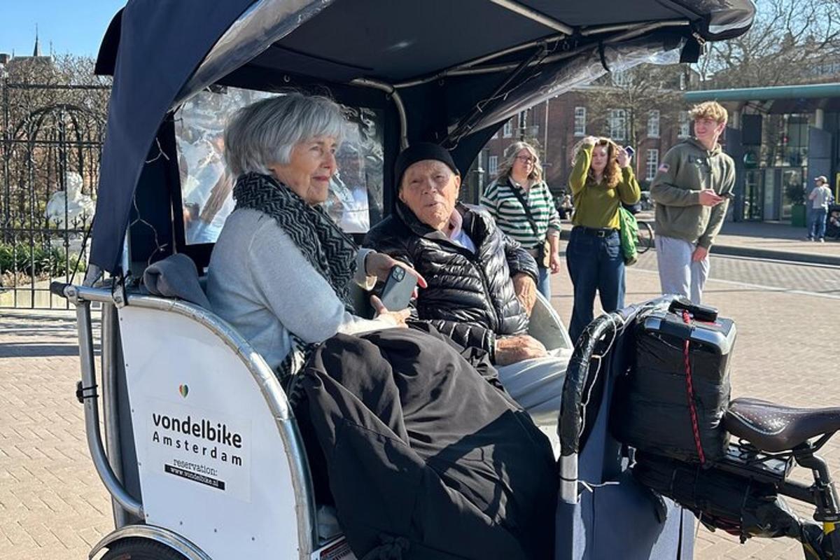 Tvær eldri konur sitjandi í golfbíl