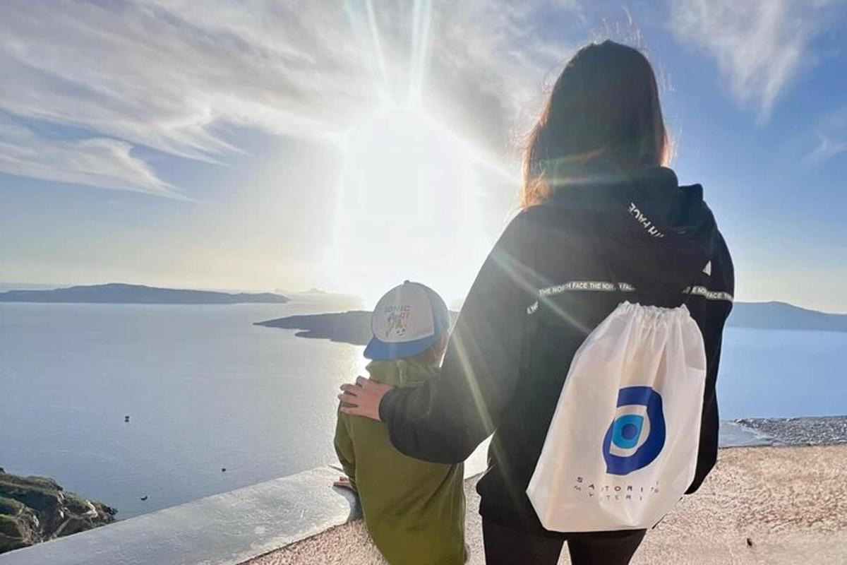 una donna e un bambino in piedi su una sporgenza che guardano l'acqua