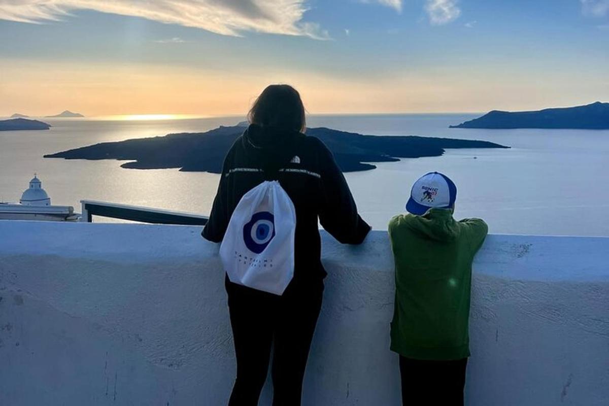 dva lidé stojící na zdi a dívající se na oceán