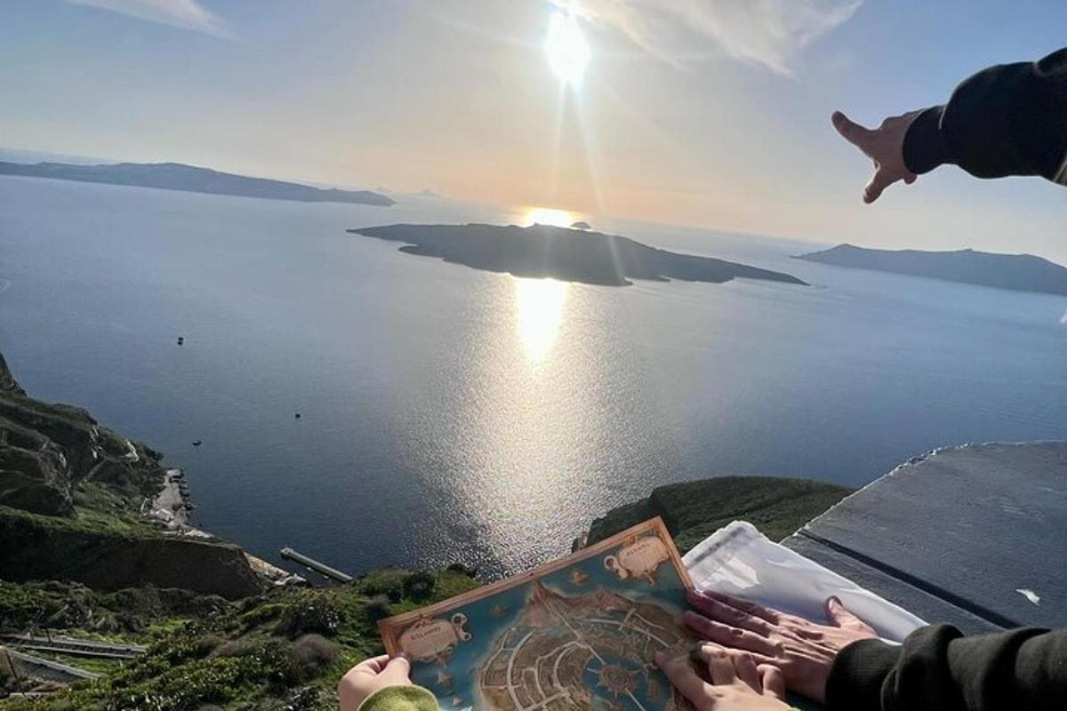 osoba držící obrázek vodní plochy
