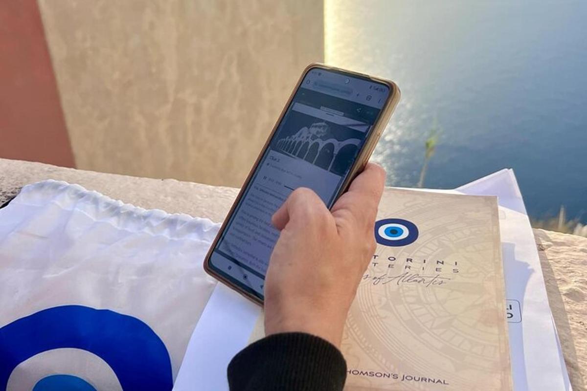 osoba držící v ruce mobilní telefon