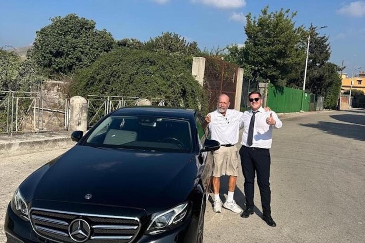 dvaja muži stojaci vedľa čierneho auta