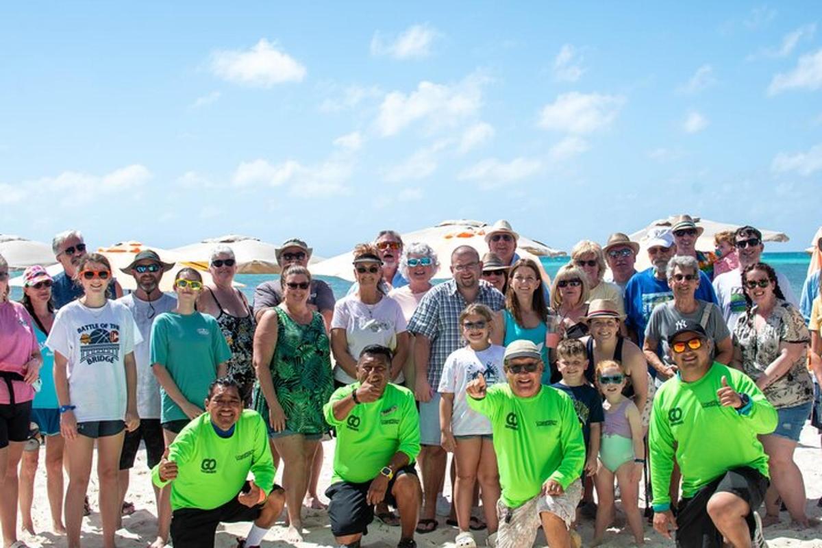 un gruppo di persone in posa per una foto sulla spiaggia