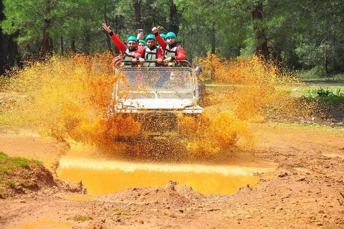 um grupo de pessoas andando na traseira de um caminhão off-road
