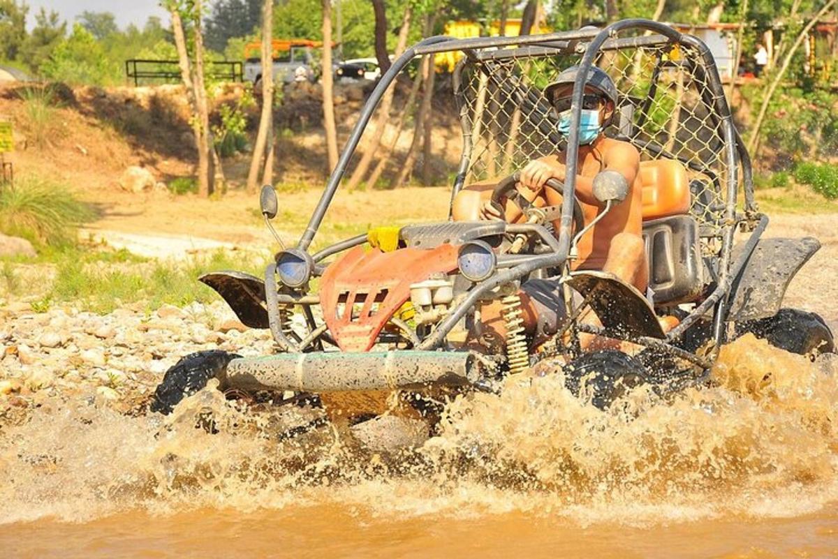 um homem pilotando um trator na água